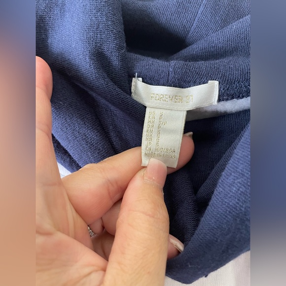 Champion sweater forever 21 sweater with hoodie. - Picture 3 of 11